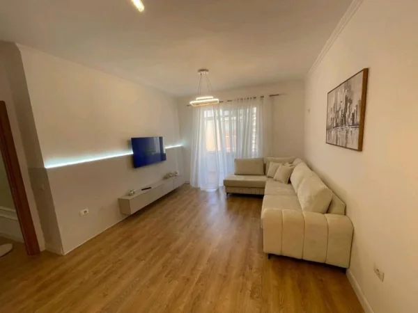 Tirane, jepet me qera apartament 1+1 Kati 8, 63 m² 500 € (Bar Artisti ne Astir)