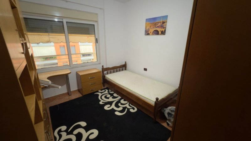 Tirane, jepet me qera apartament 3+1 Kati 6, 105 m² 630 € 