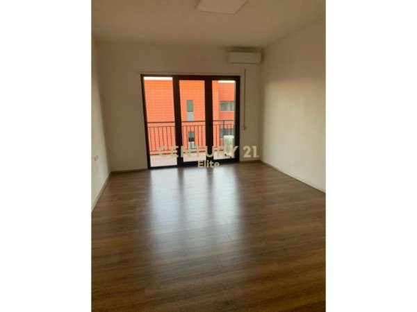 Tirane, jepet me qera zyre Kati 7, 198 m² 850 € (Kompleksi Green City)