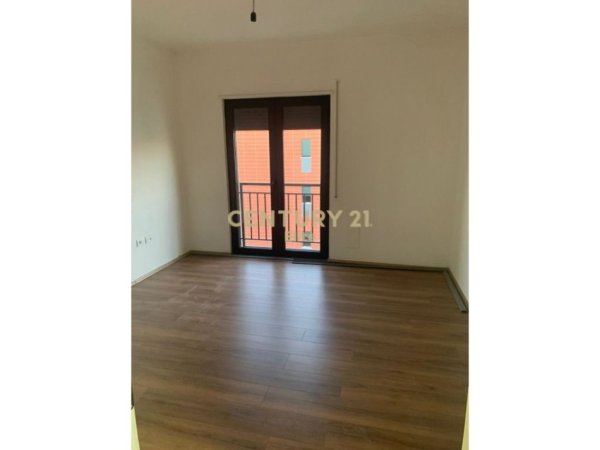 Tirane, jepet me qera zyre Kati 7, 198 m² 850 € (Kompleksi Green City)