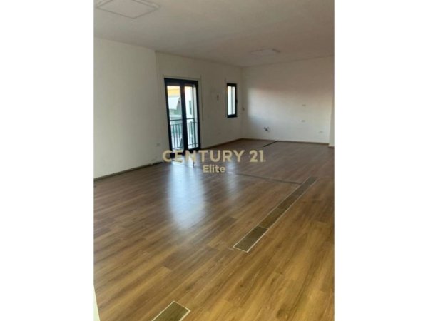 Tirane, jepet me qera zyre Kati 7, 198 m² 850 € (Kompleksi Green City)