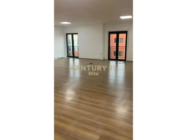 Tirane, jepet me qera zyre Kati 7, 198 m² 850 € (Kompleksi Green City)