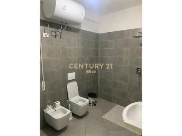 Tirane, jepet me qera zyre Kati 7, 198 m² 850 € (Kompleksi Green City)