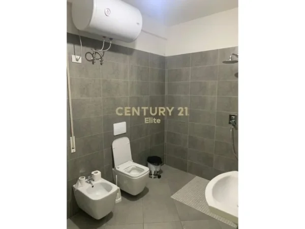 Tirane, jepet me qera zyre Kati 7, 198 m² 850 € (Kompleksi Green City)