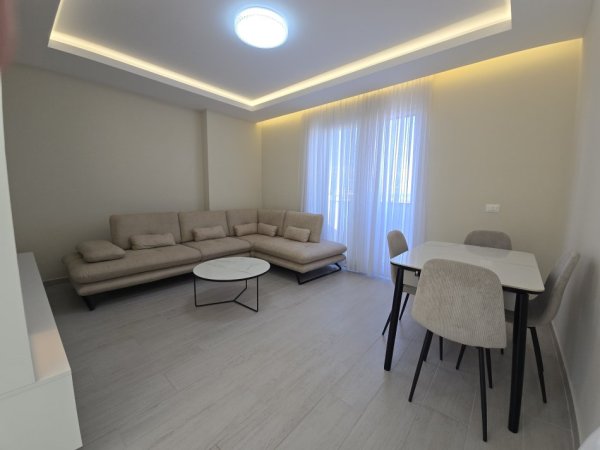 Tirane, jepet me qera apartament 1+1 , 600 € (Don Bosko)