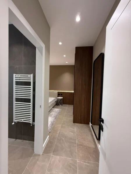 Tirane, jepet me qera apartament 2+1+Ballkon , 2.200 € (Ambasador 3)