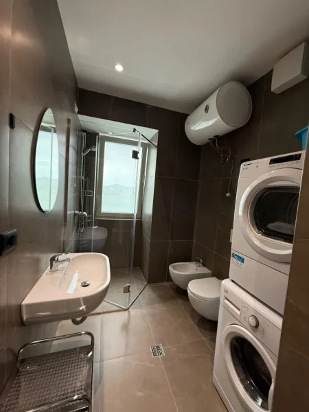 Tirane, jepet me qera apartament 2+1+Ballkon , 2.200 € (Ambasador 3)