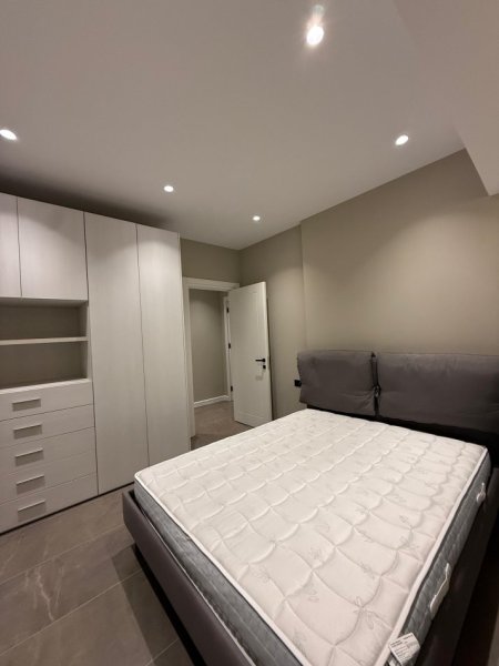 Tirane, jepet me qera apartament 2+1+Ballkon , 2.200 € (Ambasador 3)