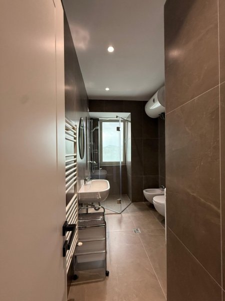 Tirane, jepet me qera apartament 2+1+Ballkon , 2.200 € (Ambasador 3)