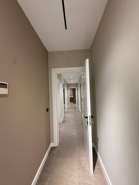 Tirane, jepet me qera apartament 2+1+Ballkon , 2.200 € (Ambasador 3)