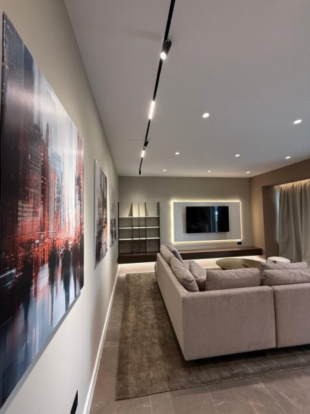 Tirane, jepet me qera apartament 2+1+Ballkon , 2.200 € (Ambasador 3)