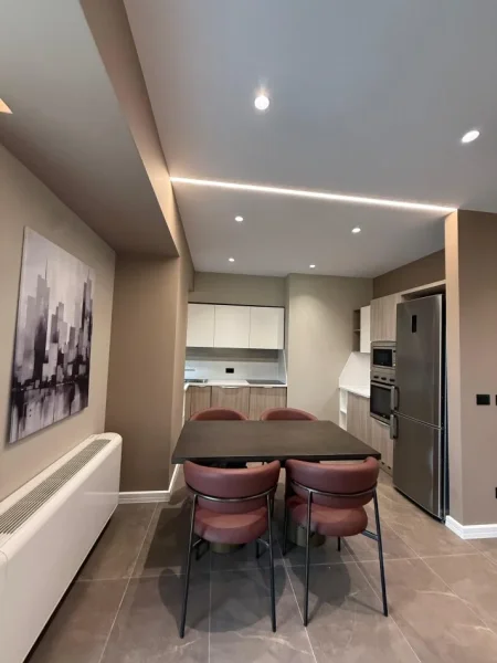 Tirane, jepet me qera apartament 2+1+Ballkon , 2.200 € (Ambasador 3)