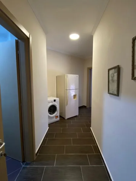 Tirane, jepet me qera apartament 2+1+Ballkon Kati 4, 110 m² 500 € (Yzberisht)