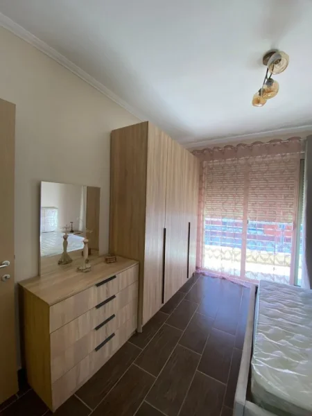 Tirane, jepet me qera apartament 2+1+Ballkon Kati 4, 110 m² 500 € (Yzberisht)