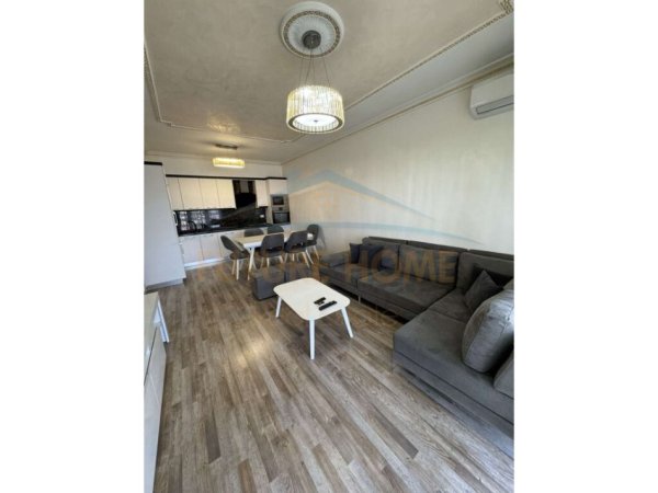 Tirane, jepet me qera apartament 2+1 Kati 4, 105 m² 650 € 