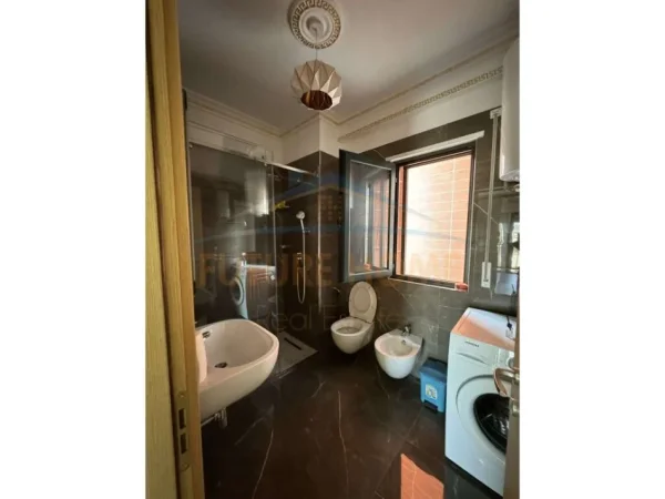 Tirane, jepet me qera apartament 2+1 Kati 4, 105 m² 650 € 