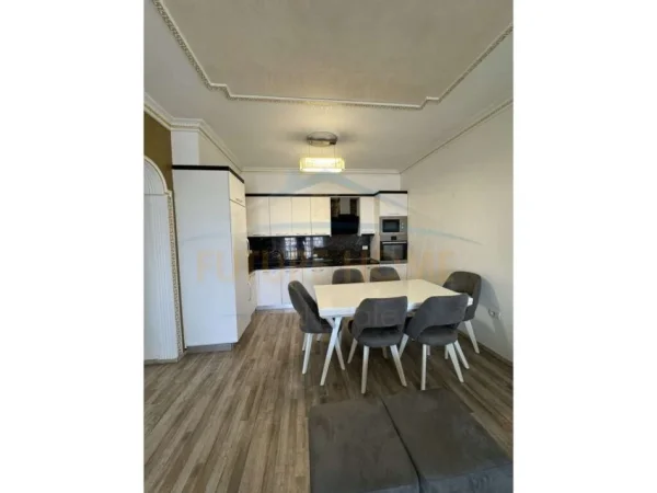 Tirane, jepet me qera apartament 2+1 Kati 4, 105 m² 650 € 