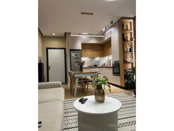 Tirane, jepet me qera apartament 1+1 Kati 2, 76 m² 600 € (Kombinat)