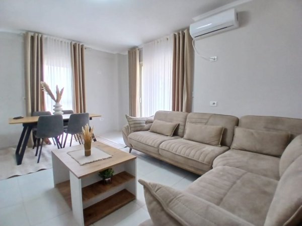 Tirane, jepet me qera apartament 2+1+Ballkon , 110 m² 750 € (Mine Peza)
