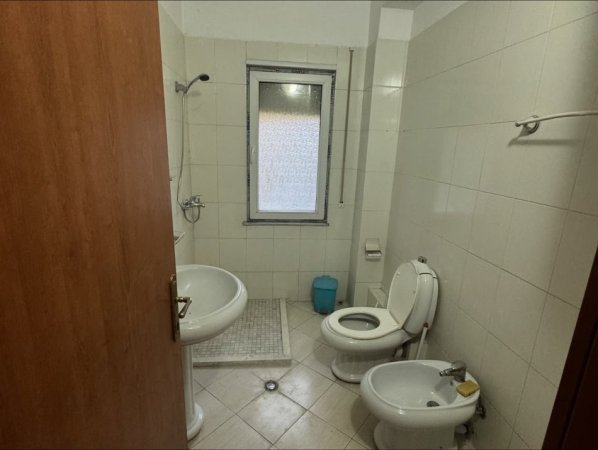 Tirane, shes apart 3+1+2 me garazh Kati 1, 165 m² 270.000 € (Rr. Kodra e Diellit ne krah te kopshtit Botanik)