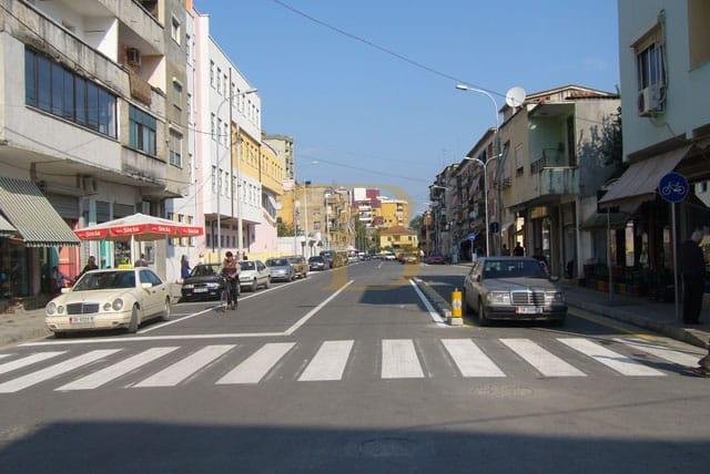 Tirane, jepet me qera ambjent biznesi Kati 0, 160 m² 5.000 € (rruga e Barrikadave)