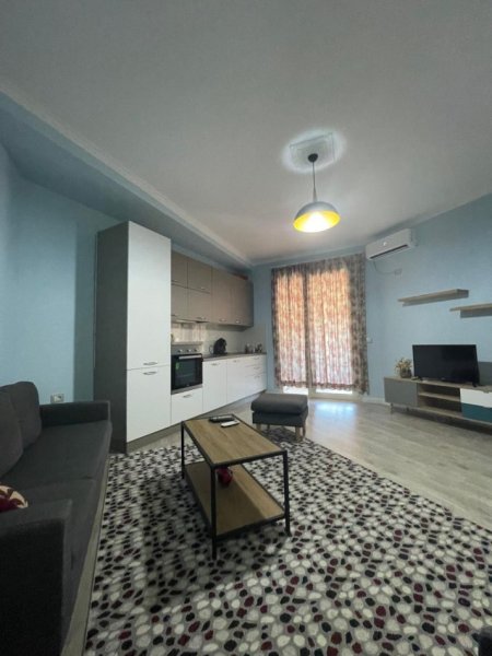 Vlore, jepet me qera apartament 1+1+Ballkon Kati 8, 70 m² 350 € (Lungomare)