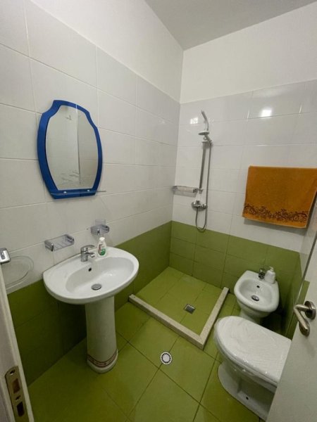 Vlore, jepet me qera apartament 1+1+Ballkon Kati 8, 70 m² 350 € (Lungomare)