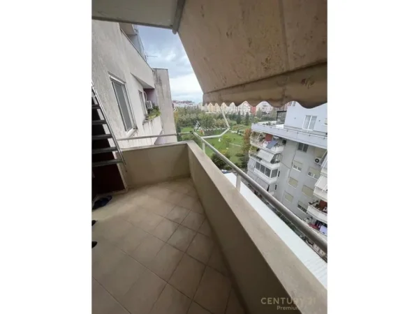 Tirane, jepet me qera apartament 1+1 Kati 5, 63 m² 550 € (Kopshti Botanik)