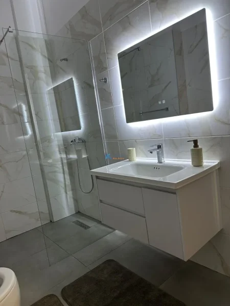 Tirane, jap me qera apartament 1+1+Ballkon Kati 2, 70 m² 660 € (Bulevardi i Ri)