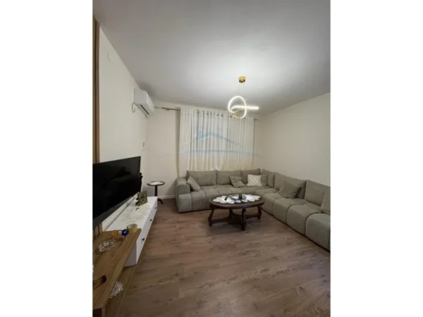 Tirane, jepet me qera Vile 4+1 , 210 m² 1.100 € (Medreseja)