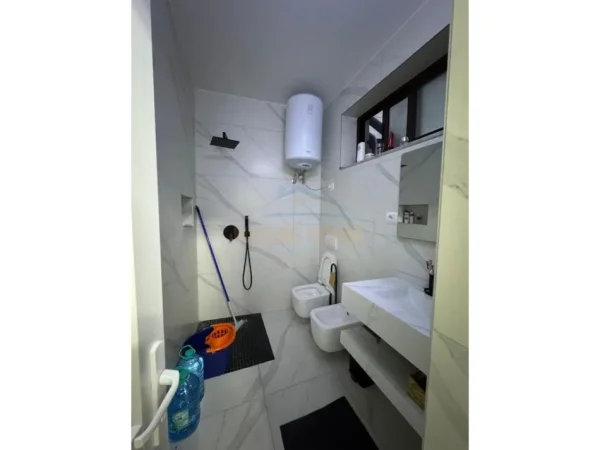 Tirane, jepet me qera Vile 4+1 , 210 m² 1.100 € (Medreseja)