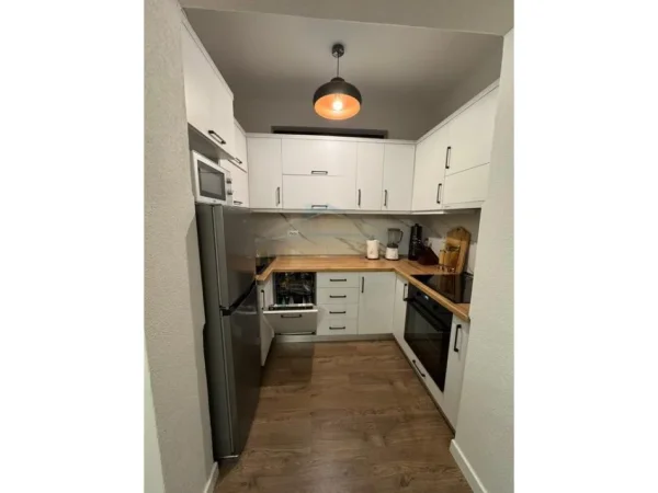 Tirane, jepet me qera Vile 4+1 , 210 m² 1.100 € (Medreseja)