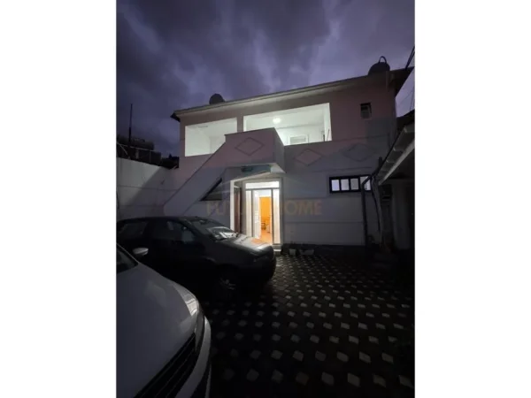 Tirane, jepet me qera Vile 4+1 , 210 m² 1.100 € (Medreseja)