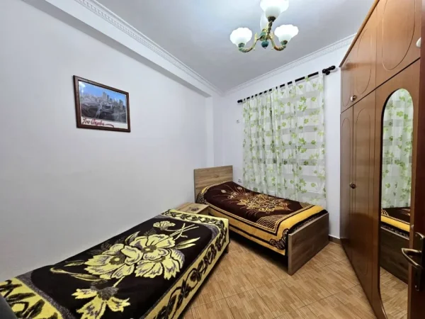 Tirane, jepet me qera apartament 2+1 Kati 5, 80 m² 450 € (fresku)