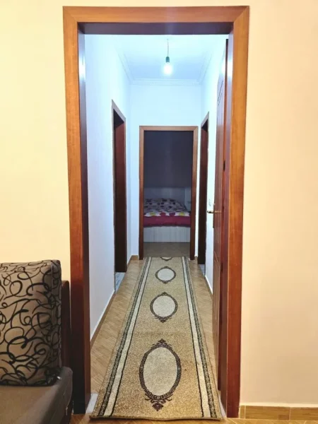 Tirane, jepet me qera apartament 2+1 Kati 5, 80 m² 450 € (fresku)