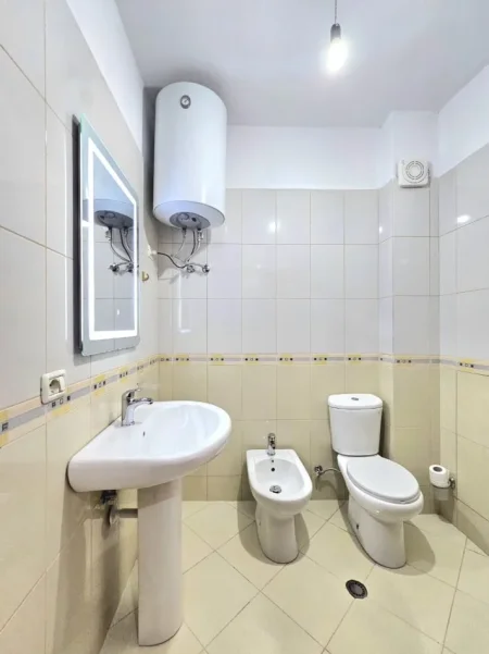 Tirane, jepet me qera apartament 2+1 Kati 5, 80 m² 450 € (fresku)