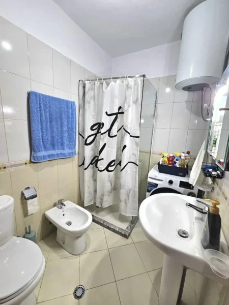 Tirane, jepet me qera apartament 2+1 Kati 5, 80 m² 450 € (fresku)