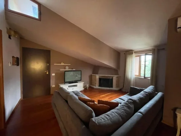 Tirane, jepet me qera apartament 3+1 Kati 3, 