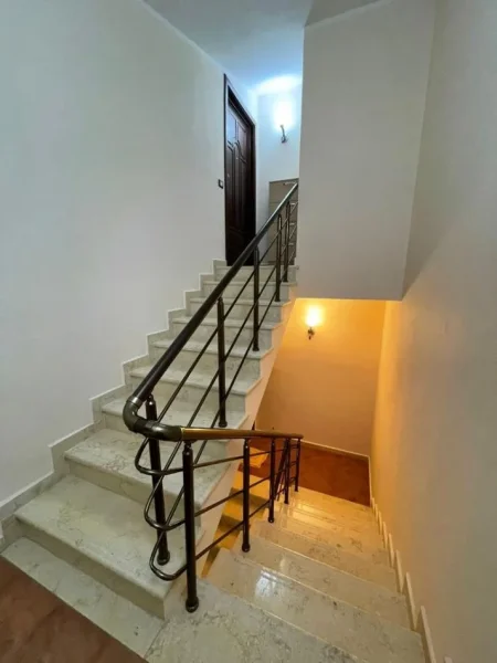 Tirane, jepet me qera apartament 3+1 Kati 3, 