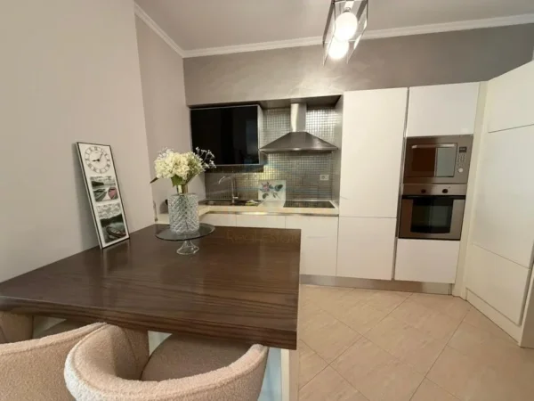 Tirane, jepet me qera apartament 2+1+Ballkon Kati 6, 113 m² 1.500 € (Galeria ETC)