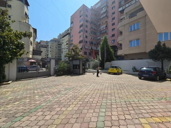 Tirane, jepet me qera ambjent biznesi , 1.340 m² 13.400 € 