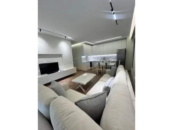 Tirane, jepet me qera apartament 2+1+2+post parkimi Kati 6, 106 m² 800 € (Rezidenca Erli)