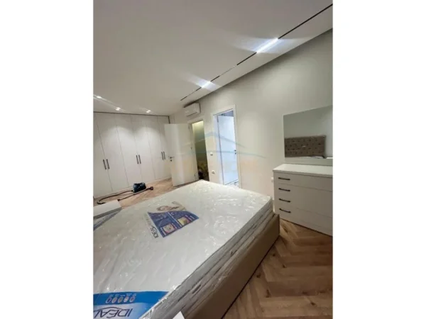 Tirane, jepet me qera apartament 2+1+2+post parkimi Kati 6, 106 m² 800 € (Rezidenca Erli)