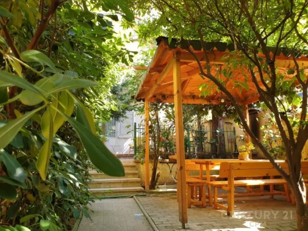 Tirane, jepet me qera Vile 1+1 Kati 0, 180 m² 650 € (Ambasada Amerikane)