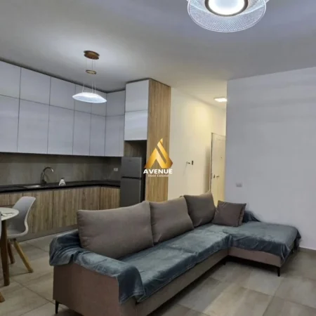 Tirane, jepet me qera apartament 1+1+Ballkon Kati 2, 70 m² 500 € (kopshti botanik)