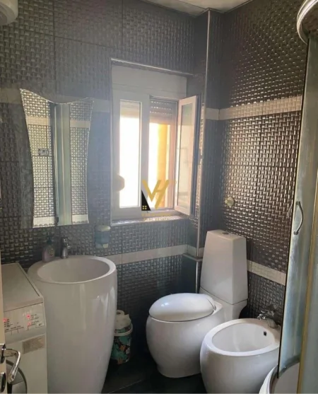 Tirane, jepet me qera apartament 2+1+Ballkon Kati 4, 50 m² 500 € (RRUGA E DURRESIT)