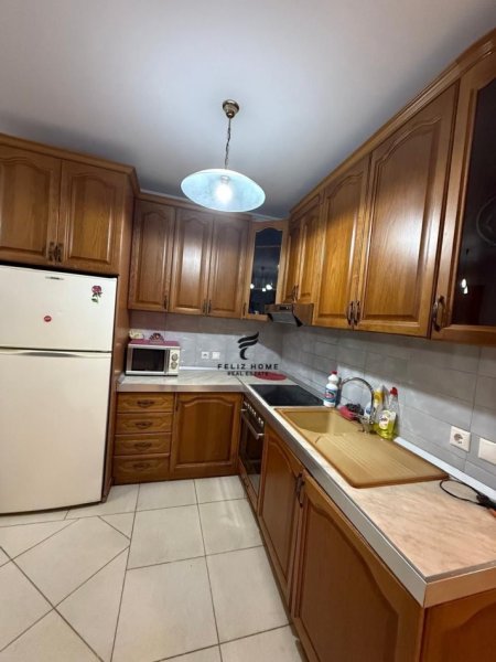 Tirane, jepet me qera apartament 2+1 Kati 9, 70 m² 600 € (KOMUNA E PARISIT)