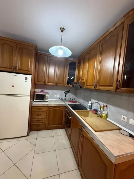 Tirane, jepet me qera apartament 2+1 Kati 9, 70 m² 600 € (KOMUNA E PARISIT)