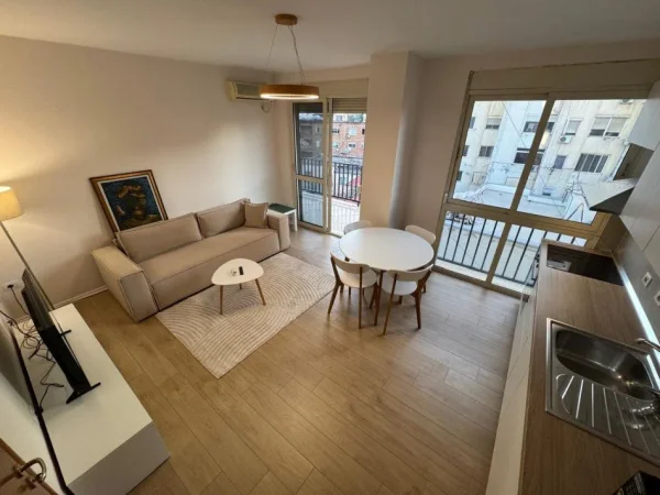 Tirane, jepet me qera apartament 1+1+Ballkon Kati 5, 70 m² 750 € (RRUGA E KAVAJES UFO)