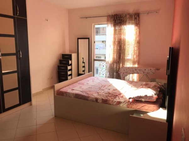 Tirane, jepet me qera apartament 2+1+Ballkon Kati 3, 89 m² 420 € (CASA ITALIA)